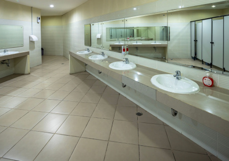 Появились кадры, как украинские инкассаторы в туалете проставляют печати