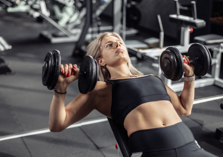 Тренер объяснила, как накачать большие грудные мышцы