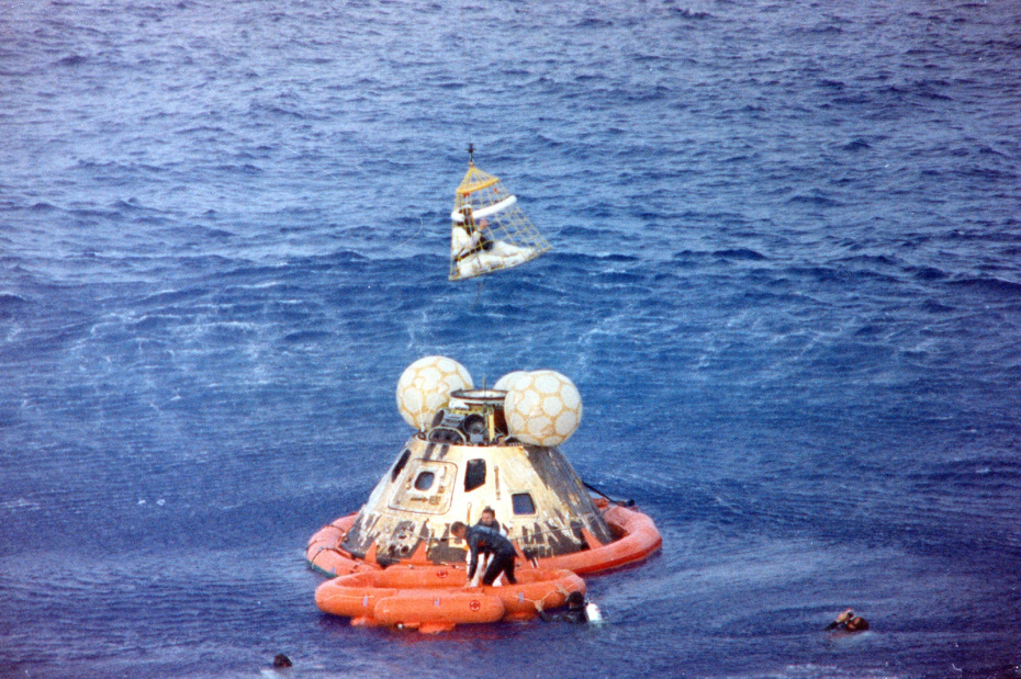 Спускаемый аппарат «Одиссей» (командный модуль миссии «Аполлон-13») успешно приводнился в Тихом океане 17 апреля 1970 года в 18:07 по Гринвичу