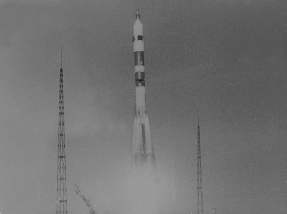 Старт космического корабля ‭«Союз-1» с космонавтом Владимиром Комаровым, 23 апреля 1967 года. При посадке спускаемый аппарат ‭«Союз-1» врезался в землю из-за отказа парашюта. Космонавт Комаров погиб