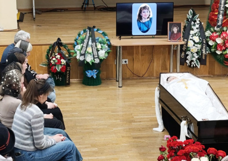Муж без лица, рыдания детей: в Добрянке похоронили убитую школьником учительницу