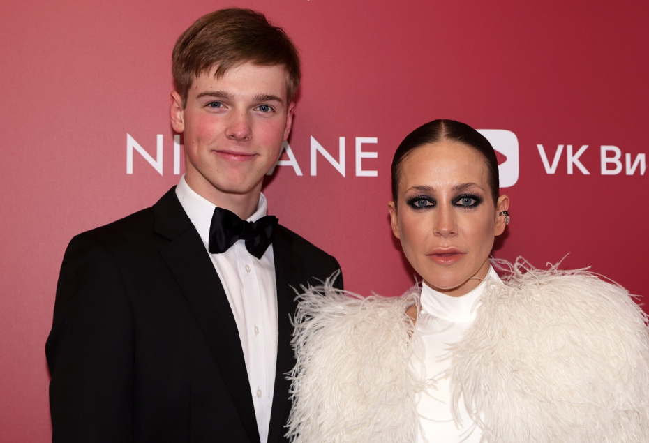 Телеведущая Юлия Барановская с сыном Артёмом во время фотосессии на Музыкальной премии «Жара Music Awards 2026»