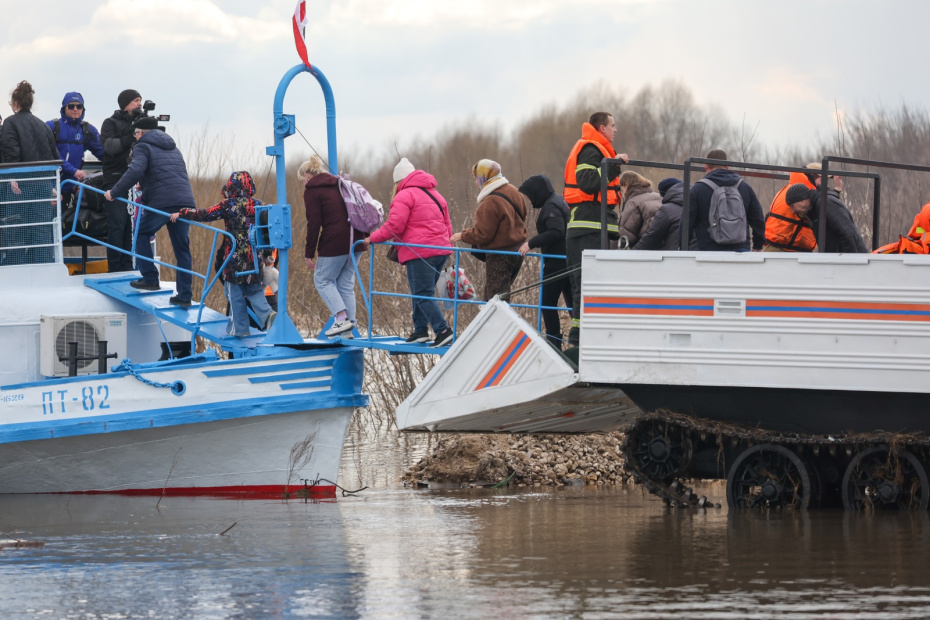 Эвакуация людей на месте подтопления из-за разлива реки Оки в селе Заокское в Рязанской области.