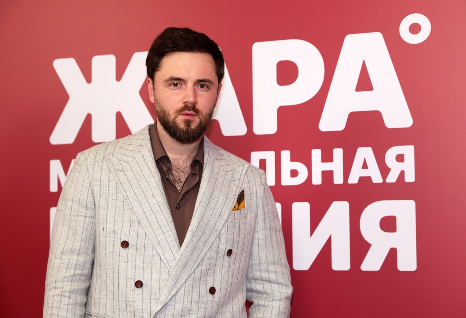 Певец TONI во время фотосессии на Музыкальной премии «Жара Music Awards 2026»