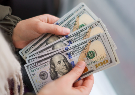Экономист предположил, до какой отметки может упасть доллар