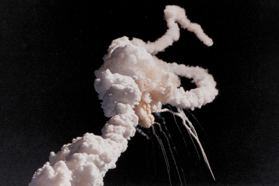 Облако дыма после взрыва космического челнока ‭«Челленджер» вскоре после запуска. Космический центр Кеннеди, Флорида, США, 1986 год