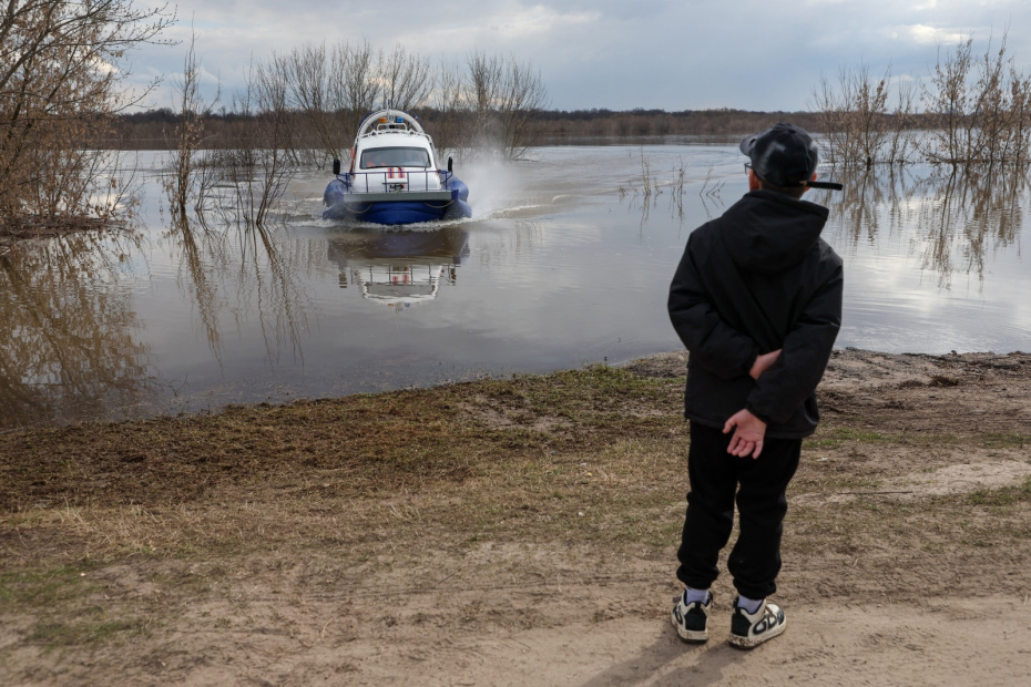 Судно на воздушной подушке МЧС РФ на месте подтопления из-за разлива реки Оки в селе Заокское в Рязанской области.