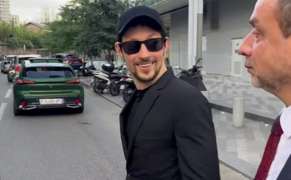 Павел Дуров возле здания суда после третьего допроса по существу в Париже в 2025 году