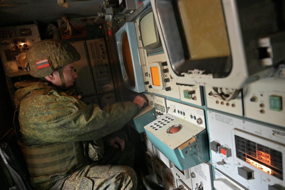 Военнослужащий ПВО Центрального военного округа ВС РФ на месте наводчика-оператора на Покровском направлении в ДНР