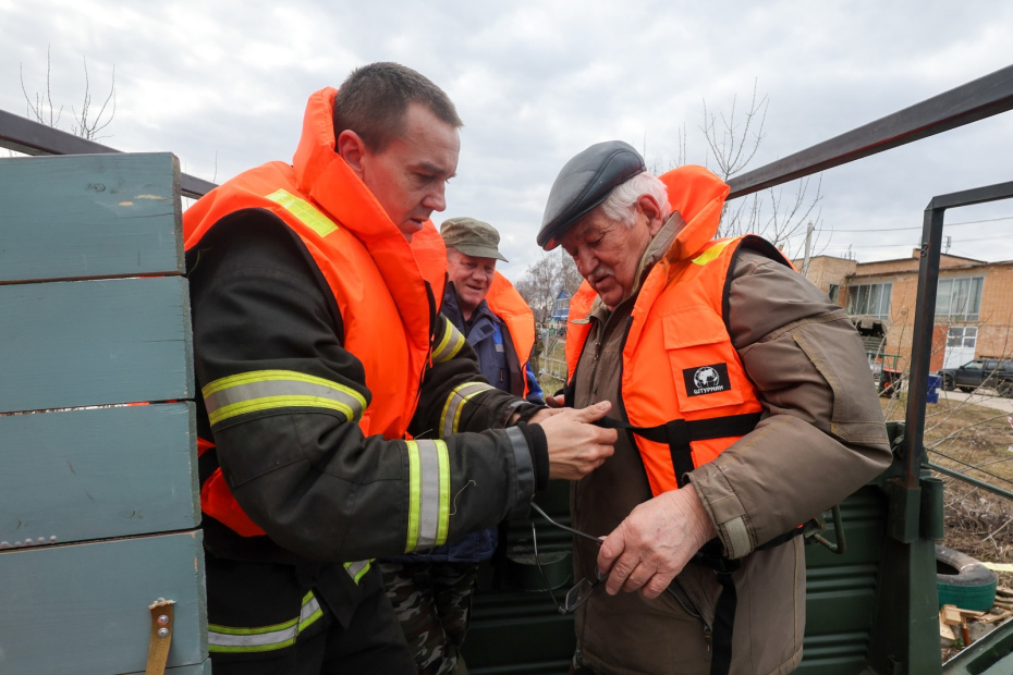 Эвакуация людей на месте подтопления из-за разлива реки Оки в селе Заокское в Рязанской области.