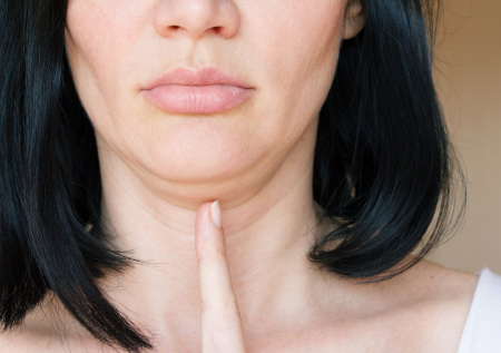 Косметолог рассказала, как легко и быстро избавиться от второго подбородка