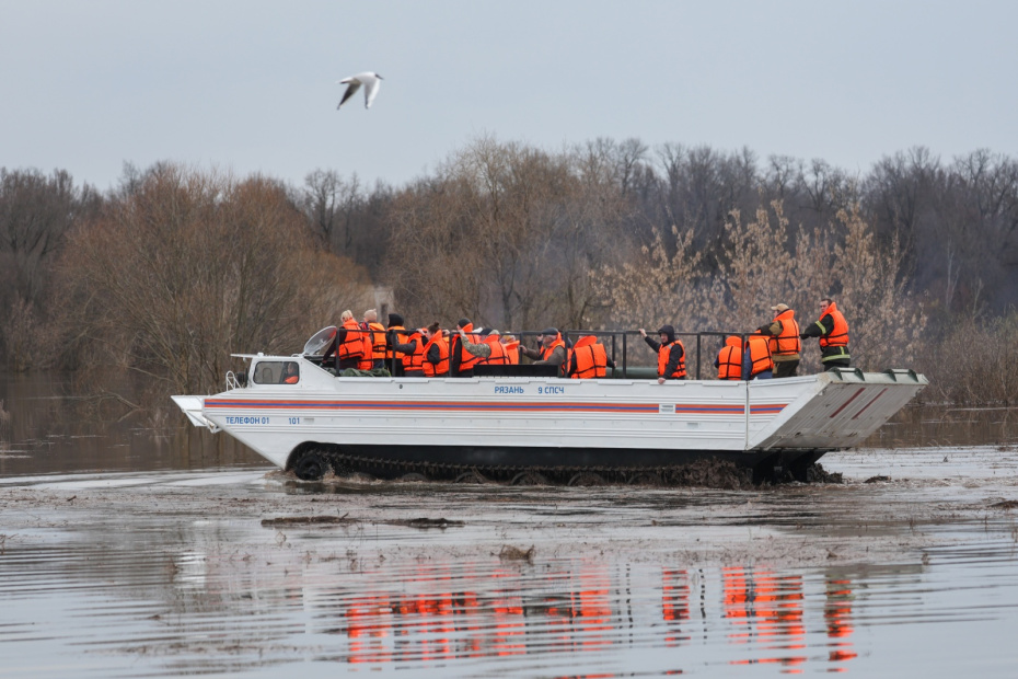 Эвакуация людей на месте подтопления из-за разлива реки Оки в селе Заокское в Рязанской области.