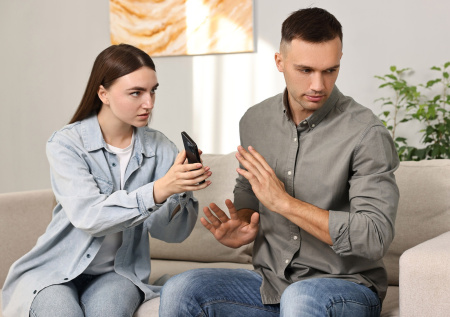 Психолог объяснила причины тренда с разоблачением изменщиков