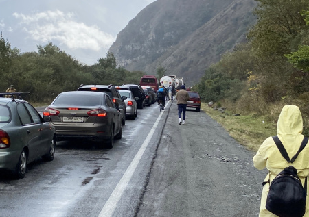 Снегопад помешал россиянам покинуть Грузию