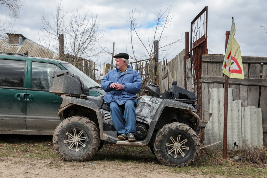 Мужчина сидит на квадроцикле в селе Заокское на месте подтопления из-за разлива реки Оки в Рязанской области.