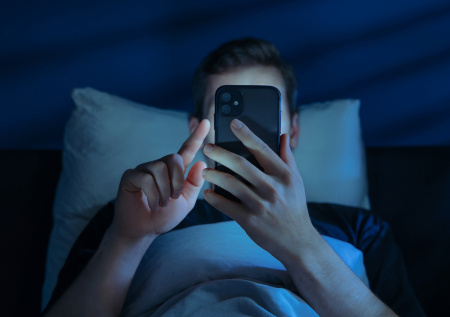 Россиянам рассказали, как смартфон «убивает» сон