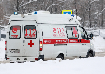 Истекающую кровью пенсионерку пришлось нести до скорой из-за сугробов