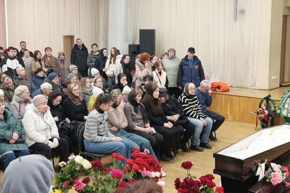 Церемония прощания с учительницей школы № 5 Олесей Багутой, погибшей утром 7 апреля от рук девятиклассника, в городе Добрянке Пермского края