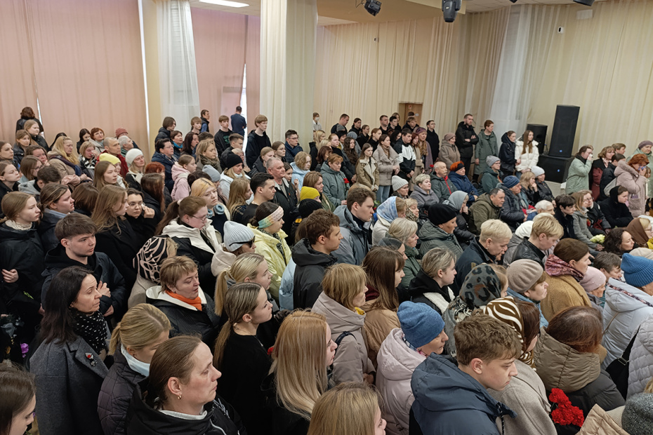 Церемония прощания с учительницей школы № 5 Олесей Багутой, погибшей утром 7 апреля от рук девятиклассника, в городе Добрянке Пермского края