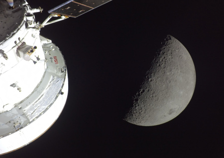 «Интуитивное чувство»: академик раскрыл будущее российских баз на Луне