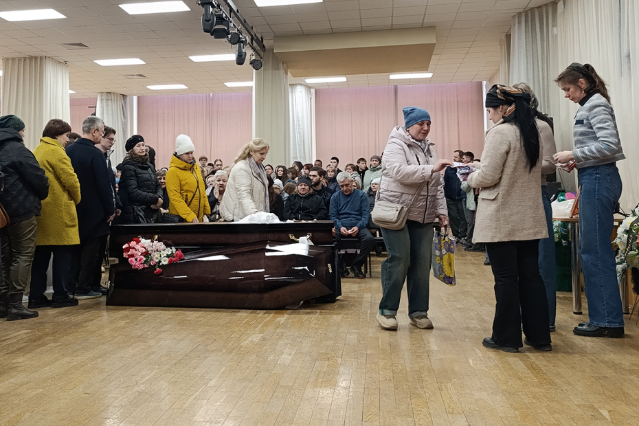 Церемония прощания с учительницей школы № 5 Олесей Багутой, погибшей утром 7 апреля от рук девятиклассника, в городе Добрянке Пермского края