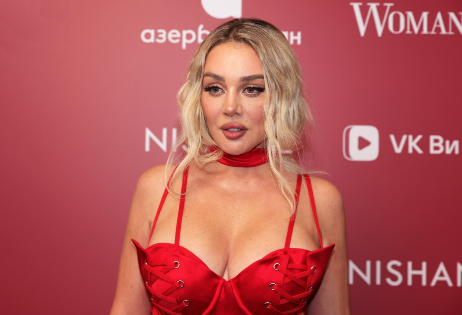 Певица Анна Седокова во время фотосессии на Музыкальной премии «Жара Music Awards 2026»