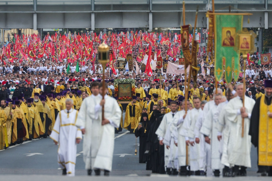 Священники во время общегородского крестного хода во главе с патриархом Московским и всея Руси Кириллом