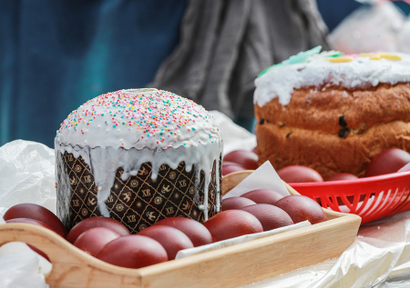 В РПЦ ответили, допустимо ли выбросить упаковку от куличей после освящения