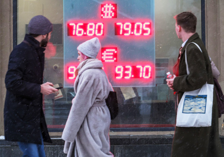 Курс доллара впервые за месяц опустился ниже 78 рублей