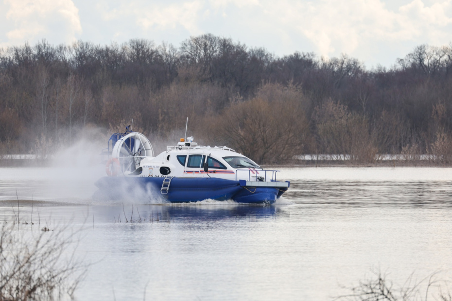 Судно на воздушной подушке МЧС РФ на месте подтопления из-за разлива реки Оки около села Заокское в Рязанской области.