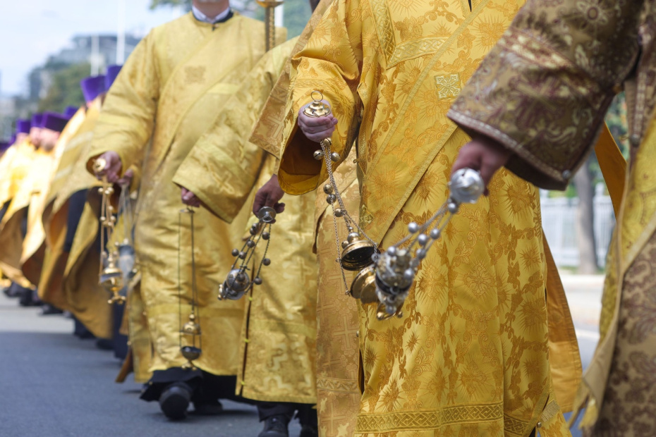 Священники во время общегородского крестного хода во главе с патриархом Московским и всея Руси Кириллом