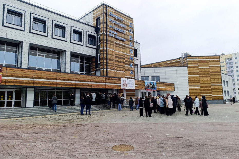 Церемония прощания с учительницей школы № 5 Олесей Багутой, погибшей утром 7 апреля от рук девятиклассника, в городе Добрянке Пермского края