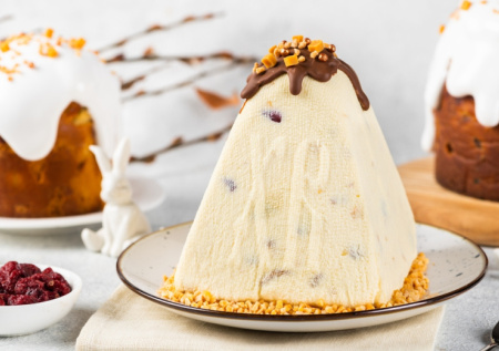 Вместо капризных кремов — один привычный ингредиент: монастырская пасха получается плотнее и нежнее классики