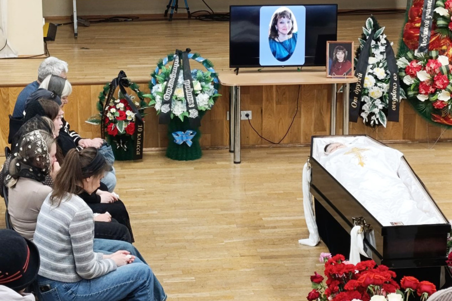 Церемония прощания с учительницей школы № 5 Олесей Багутой, погибшей утром 7 апреля от рук девятиклассника, в городе Добрянке Пермского края