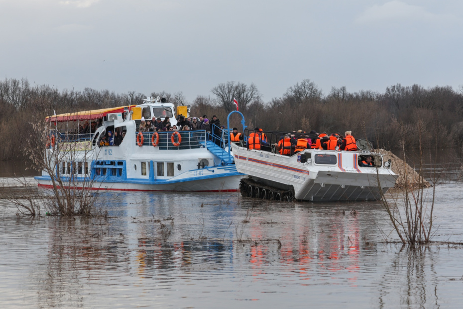 Эвакуация людей на месте подтопления из-за разлива реки Оки в селе Заокское в Рязанской области.