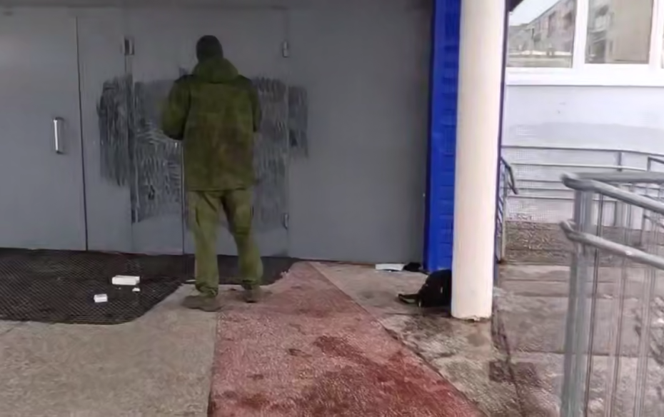 Сотрудник СК РФ на месте происшествия у добрянской школы № 5