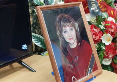 Траурные венки и рыдания: как провожают в последний путь убитую учительницу