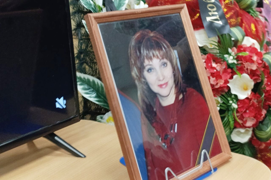 Церемония прощания с учительницей школы № 5 Олесей Багутой, погибшей утром 7 апреля от рук девятиклассника, в городе Добрянке Пермского края