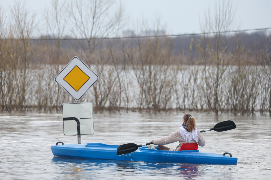 Девушка плывет на каяке на месте подтопления из-за разлива реки Оки около села Шумашь в Рязанской области.