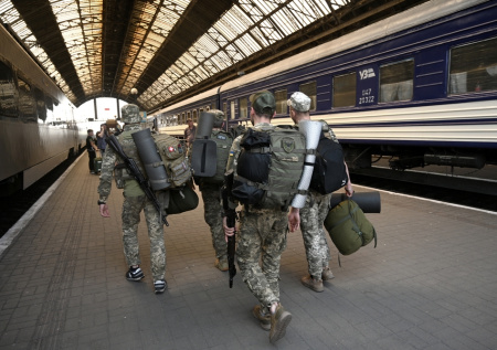 Киев забрал поезда у украинцев и отдал их ВСУ