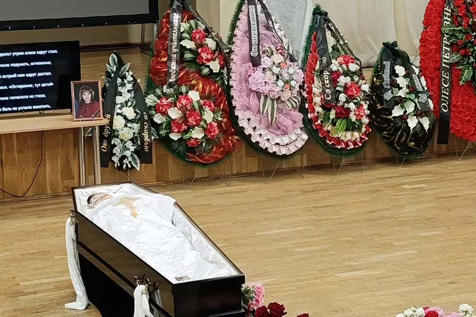 Церемония прощания с учительницей школы № 5 Олесей Багутой, погибшей утром 7 апреля от рук девятиклассника, в городе Добрянка Пермского края