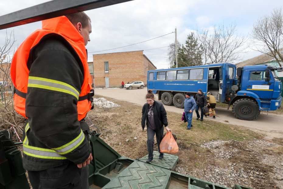 Эвакуация людей на месте подтопления из-за разлива реки Оки в селе Заокское в Рязанской области.