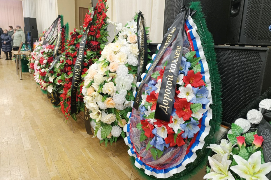 Церемония прощания с учительницей школы № 5 Олесей Багутой, погибшей утром 7 апреля от рук девятиклассника, в городе Добрянке Пермского края