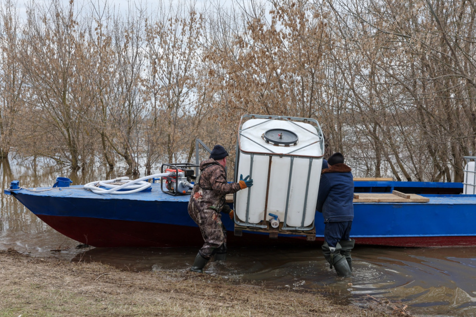 Лодка для перевозки товаров и продуктов питания на месте подтопления из-за разлива реки Оки в селе Заокское в Рязанской области.