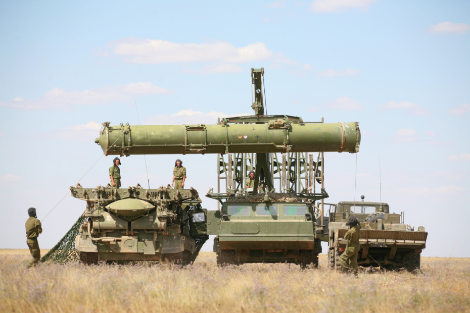 Военнослужащие приводят зенитную ракетную систему С-300В в готовность к обнаружению и поражению воздушных целей на тактических учениях войск противовоздушной обороны Западного военного округа (ЗВО) на полигоне Капустин Яр