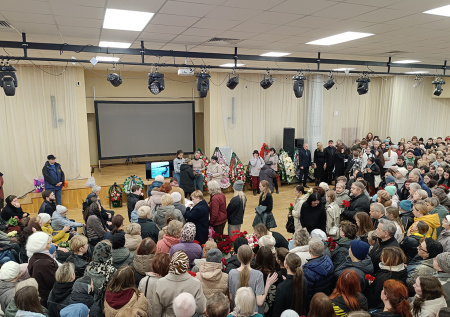 «Такая красивая женщина»: в пермской школе почтили память убитого педагога