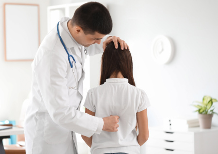 Ортопед объяснил, как предотвратить сколиоз у школьников