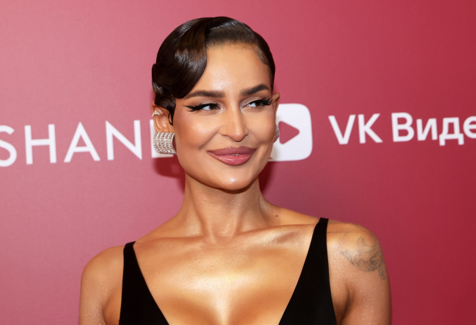 Певица Севиль Валиева во время фотосессии на Музыкальной премии «Жара Music Awards 2026»