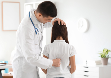 Предотвращаем сколиоз у детей: шесть советов врача, спасающих спину