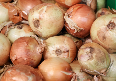 Россиянам раскрыли, что грозит за снятие шелухи с лука в магазине